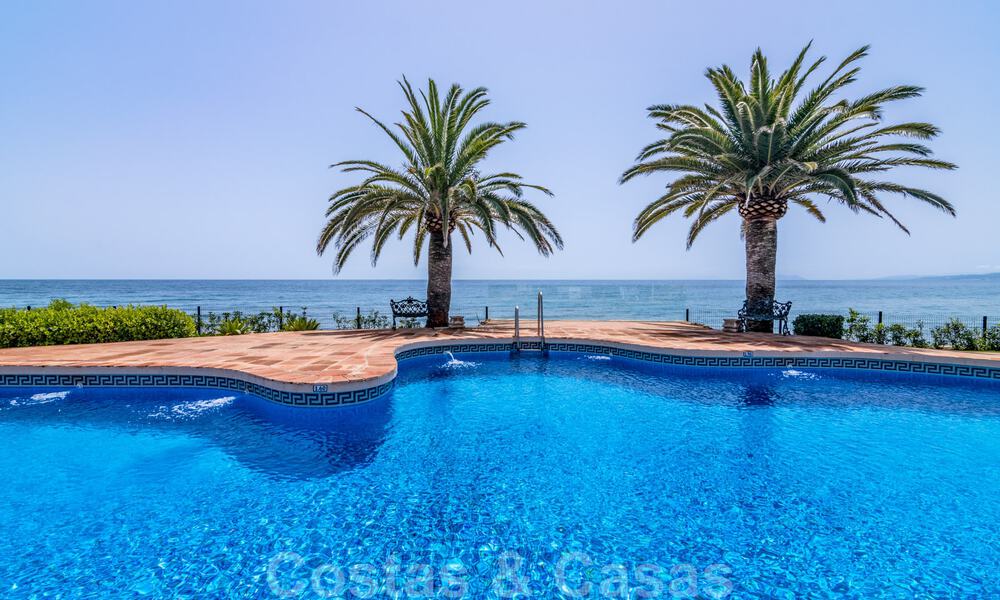 Spaans luxe rijhuis te koop, direct aan zee, in een gated community, met panoramisch zeezicht en op loopafstand van Estepona centrum 40846