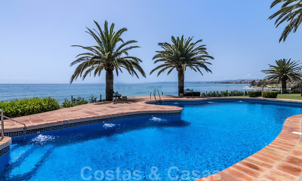 Spaans luxe rijhuis te koop, direct aan zee, in een gated community, met panoramisch zeezicht en op loopafstand van Estepona centrum 40847