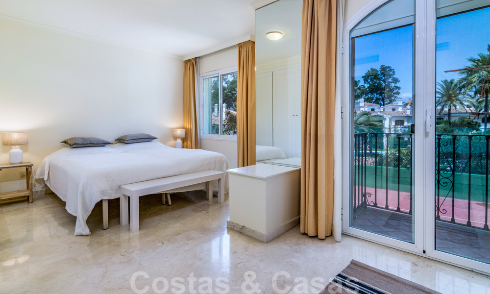 Spaans luxe rijhuis te koop, direct aan zee, in een gated community, met panoramisch zeezicht en op loopafstand van Estepona centrum 40848