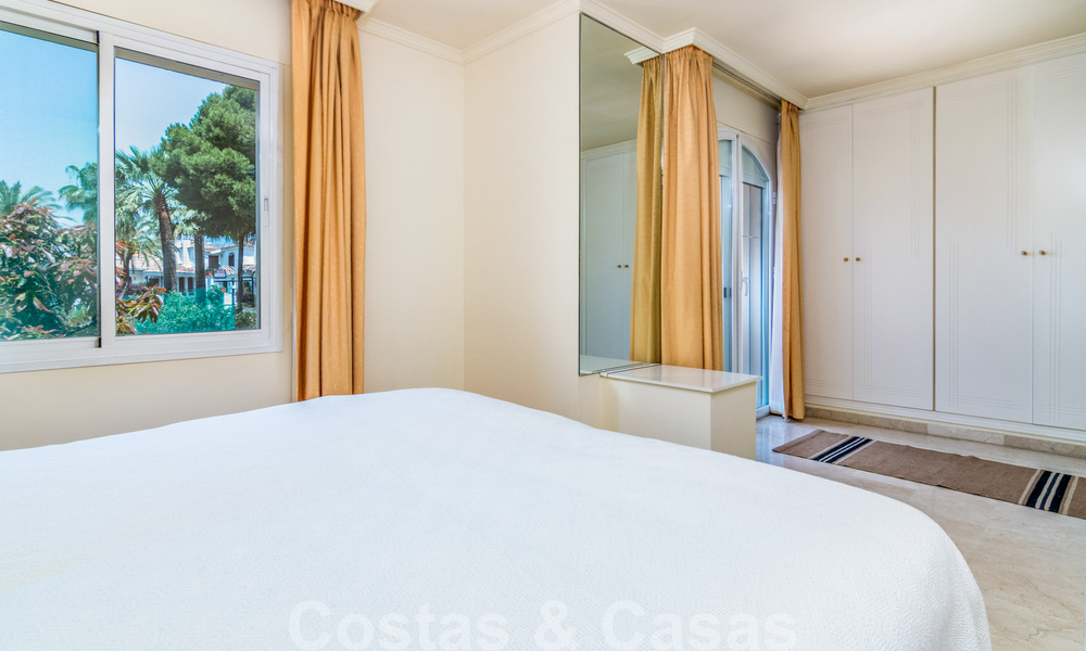 Spaans luxe rijhuis te koop, direct aan zee, in een gated community, met panoramisch zeezicht en op loopafstand van Estepona centrum 40849