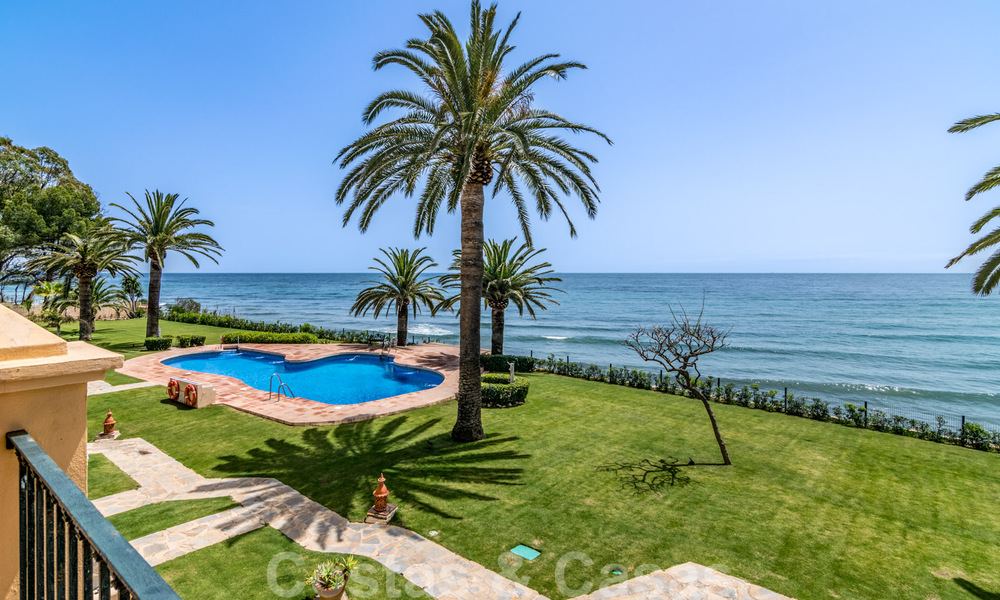 Spaans luxe rijhuis te koop, direct aan zee, in een gated community, met panoramisch zeezicht en op loopafstand van Estepona centrum 40856