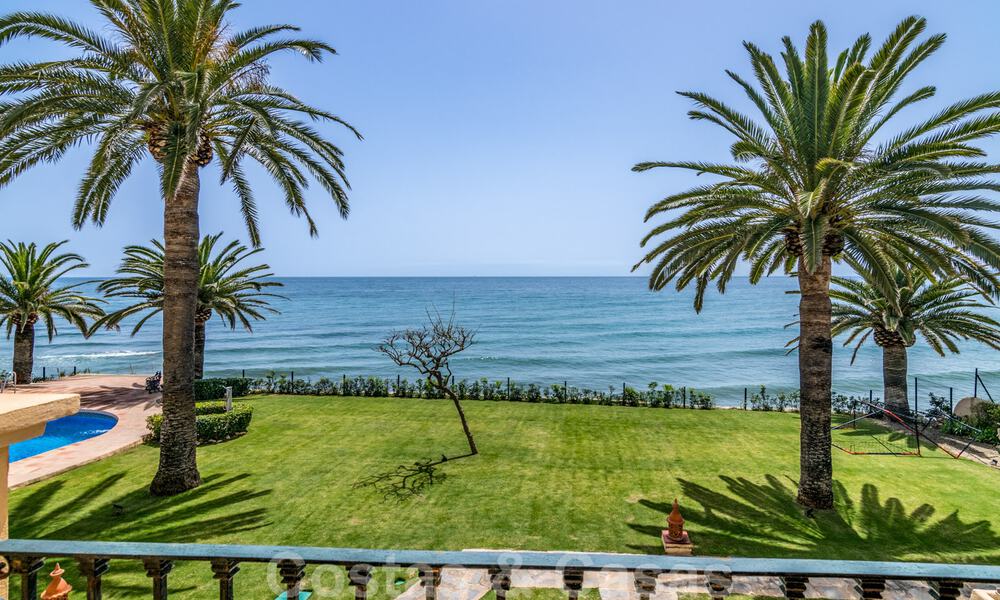 Spaans luxe rijhuis te koop, direct aan zee, in een gated community, met panoramisch zeezicht en op loopafstand van Estepona centrum 40857