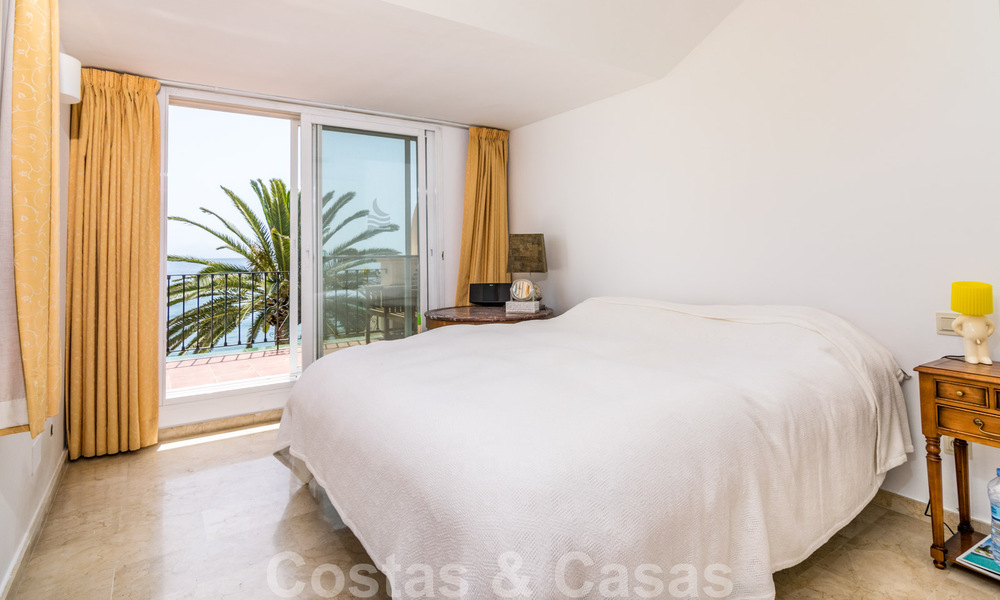 Spaans luxe rijhuis te koop, direct aan zee, in een gated community, met panoramisch zeezicht en op loopafstand van Estepona centrum 40859