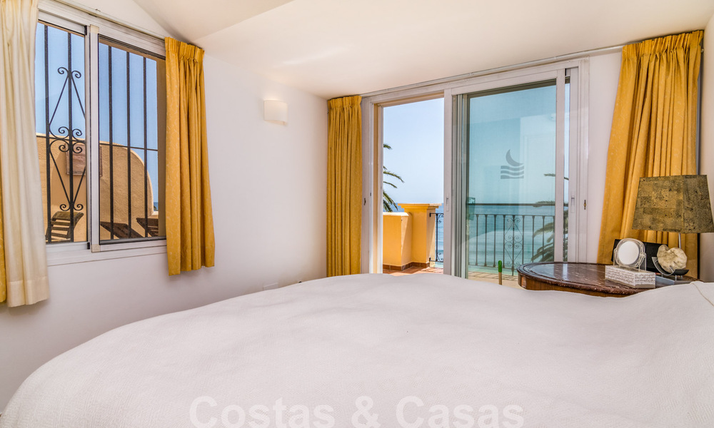 Spaans luxe rijhuis te koop, direct aan zee, in een gated community, met panoramisch zeezicht en op loopafstand van Estepona centrum 40860