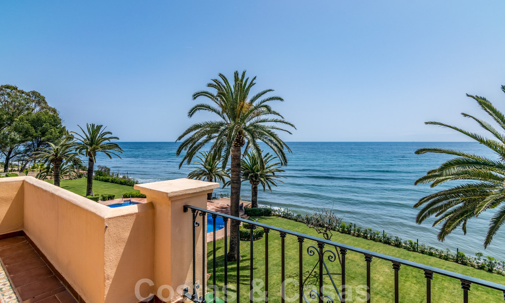 Spaans luxe rijhuis te koop, direct aan zee, in een gated community, met panoramisch zeezicht en op loopafstand van Estepona centrum 40861