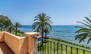 Spaans luxe rijhuis te koop, direct aan zee, in een gated community, met panoramisch zeezicht en op loopafstand van Estepona centrum 40861 