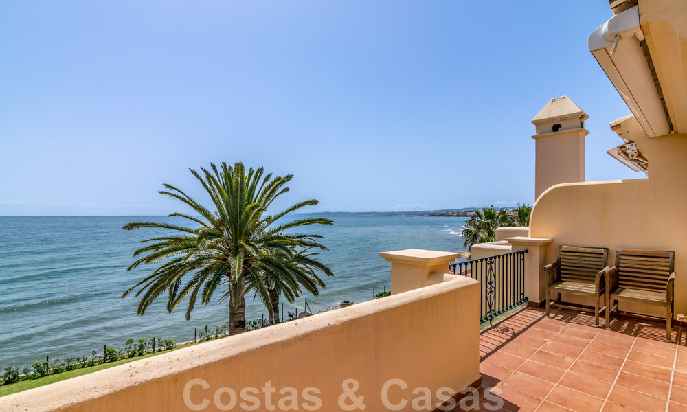 Spaans luxe rijhuis te koop, direct aan zee, in een gated community, met panoramisch zeezicht en op loopafstand van Estepona centrum 40862