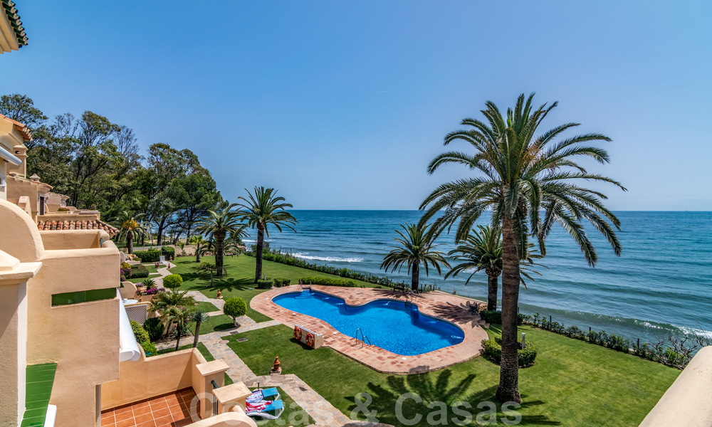 Spaans luxe rijhuis te koop, direct aan zee, in een gated community, met panoramisch zeezicht en op loopafstand van Estepona centrum 40863