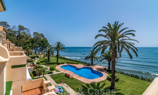 Spaans luxe rijhuis te koop, direct aan zee, in een gated community, met panoramisch zeezicht en op loopafstand van Estepona centrum 40863 