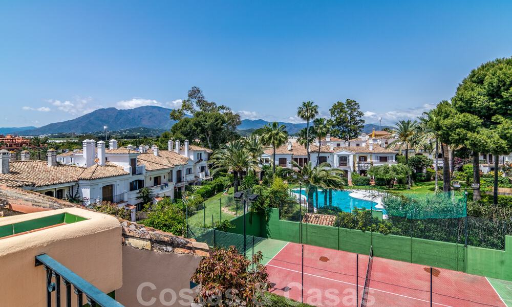Spaans luxe rijhuis te koop, direct aan zee, in een gated community, met panoramisch zeezicht en op loopafstand van Estepona centrum 40866