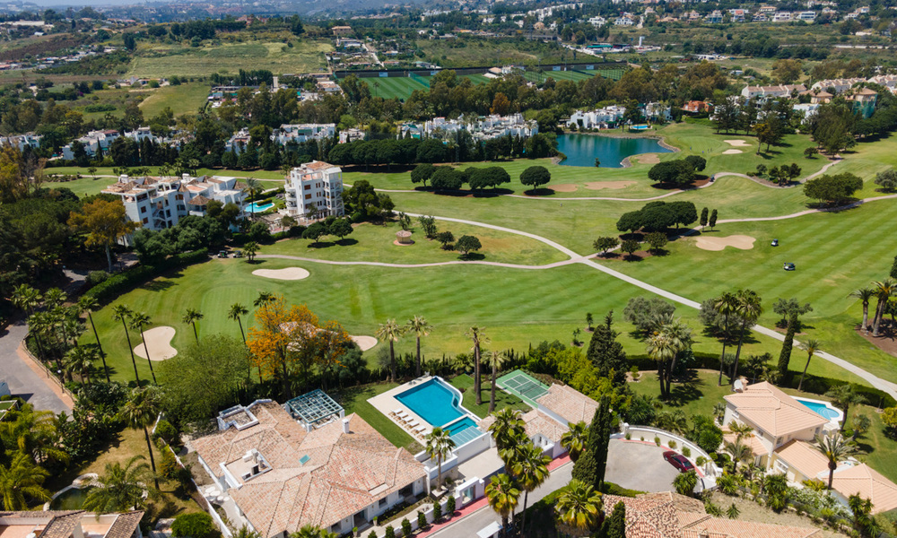 Eigentijdse, Mediterrane, luxevilla te koop, eerstelijnsgolf in een gated urbanisatie in Nueva Andalucia te Marbella 40928