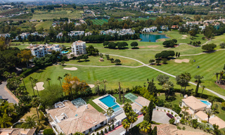 Eigentijdse, Mediterrane, luxevilla te koop, eerstelijnsgolf in een gated urbanisatie in Nueva Andalucia te Marbella 40928 