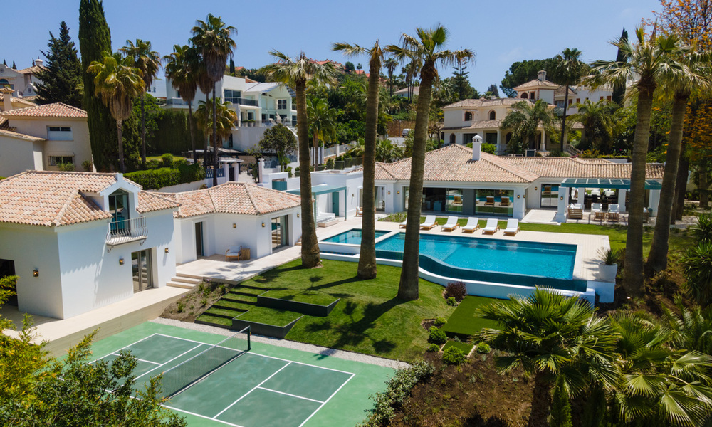 Eigentijdse, Mediterrane, luxevilla te koop, eerstelijnsgolf in een gated urbanisatie in Nueva Andalucia te Marbella 40930