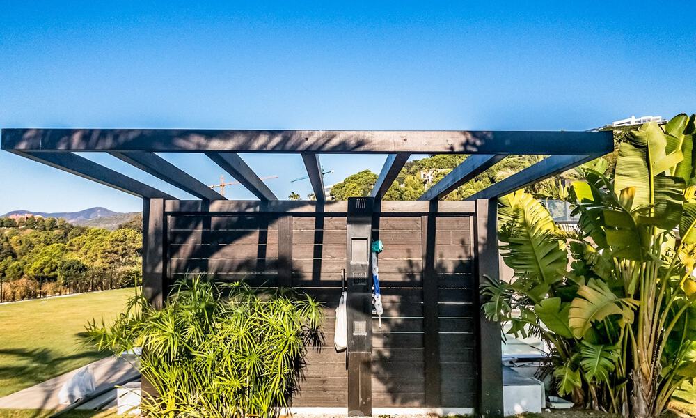 Designer villa te koop met panoramisch zeezicht in een prestigieus golfresort in Benahavis - Marbella 40936