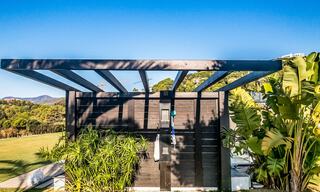 Designer villa te koop met panoramisch zeezicht in een prestigieus golfresort in Benahavis - Marbella 40936 