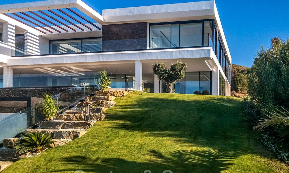 Designer villa te koop met panoramisch zeezicht in een prestigieus golfresort in Benahavis - Marbella 40937