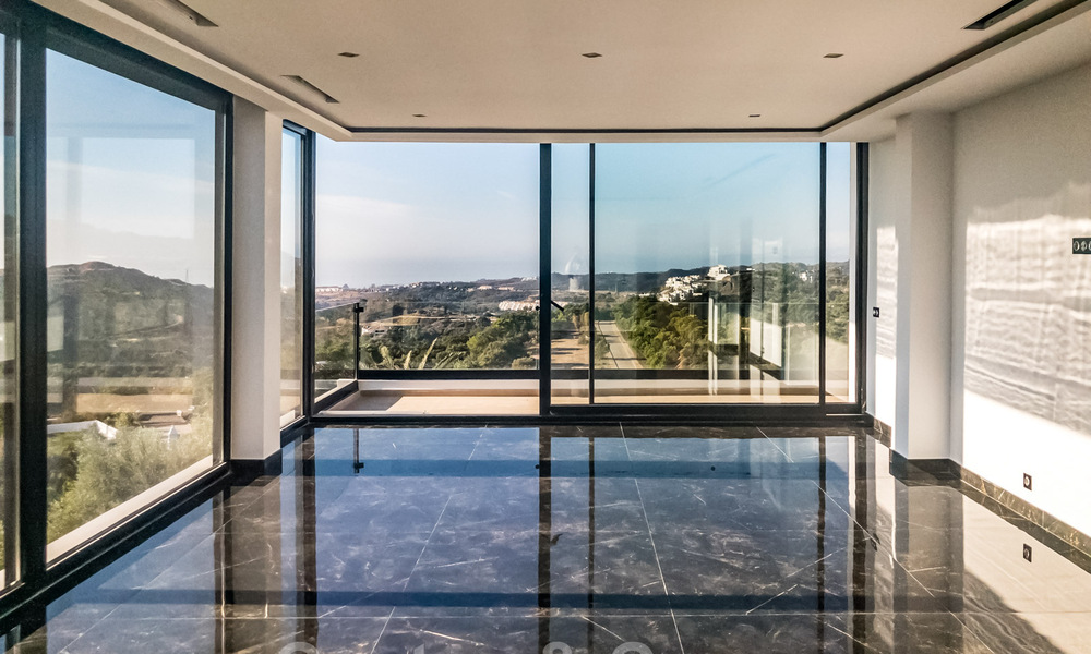 Designer villa te koop met panoramisch zeezicht in een prestigieus golfresort in Benahavis - Marbella 40939