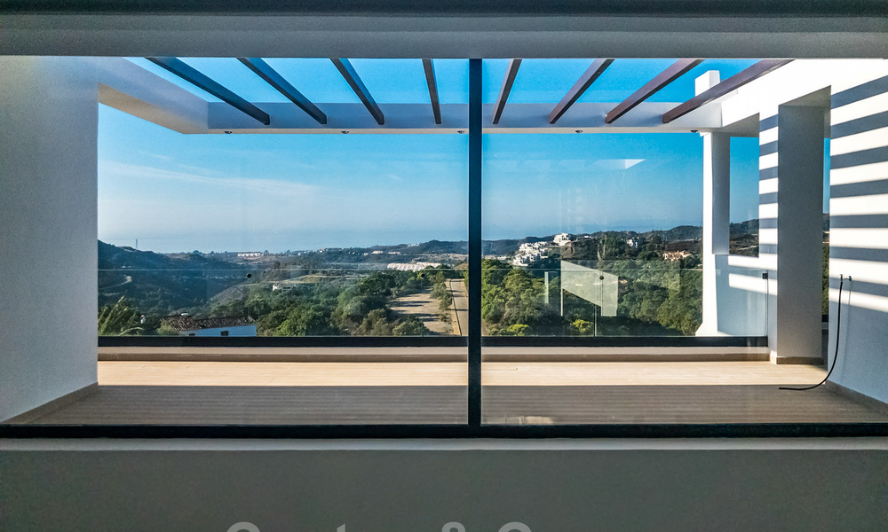 Designer villa te koop met panoramisch zeezicht in een prestigieus golfresort in Benahavis - Marbella 40940