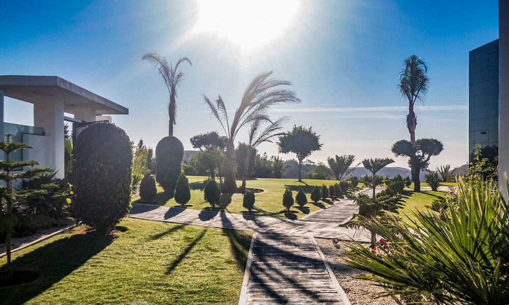 Designer villa te koop met panoramisch zeezicht in een prestigieus golfresort in Benahavis - Marbella 40942