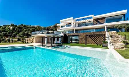 Designer villa te koop met panoramisch zeezicht in een prestigieus golfresort in Benahavis - Marbella 40943