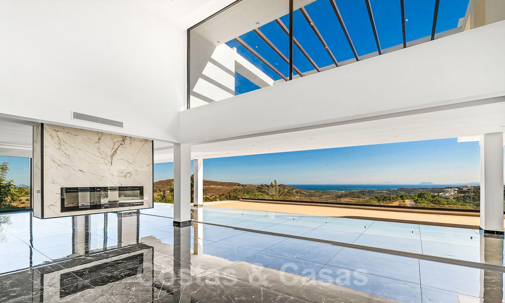 Designer villa te koop met panoramisch zeezicht in een prestigieus golfresort in Benahavis - Marbella 40945