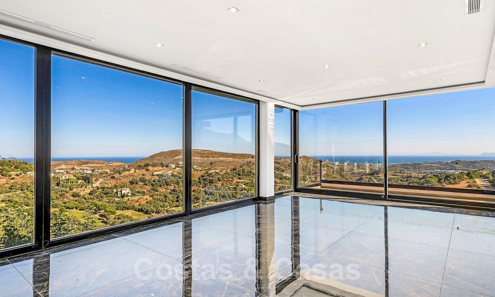 Designer villa te koop met panoramisch zeezicht in een prestigieus golfresort in Benahavis - Marbella 40946