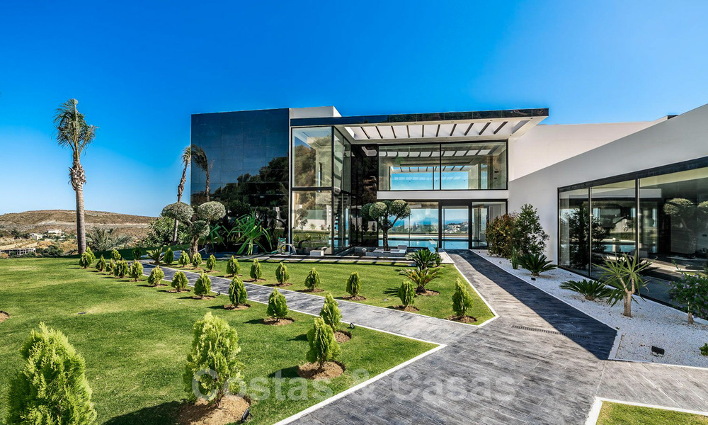 Designer villa te koop met panoramisch zeezicht in een prestigieus golfresort in Benahavis - Marbella 40948