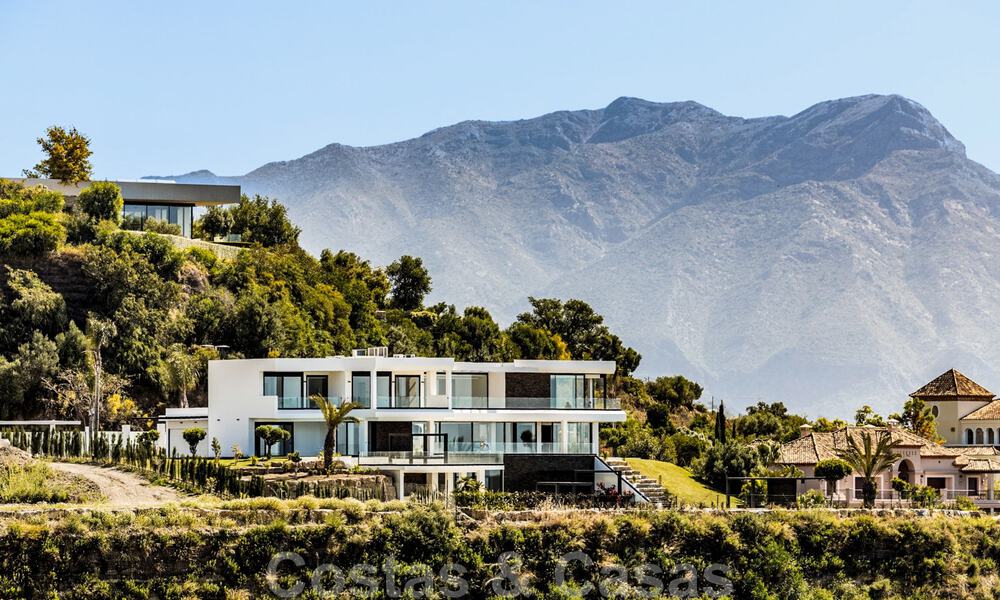 Designer villa te koop met panoramisch zeezicht in een prestigieus golfresort in Benahavis - Marbella 40949