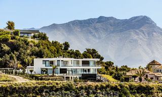 Designer villa te koop met panoramisch zeezicht in een prestigieus golfresort in Benahavis - Marbella 40949 