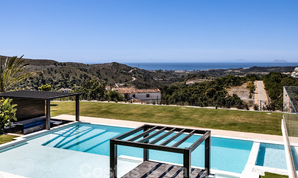 Designer villa te koop met panoramisch zeezicht in een prestigieus golfresort in Benahavis - Marbella 40950