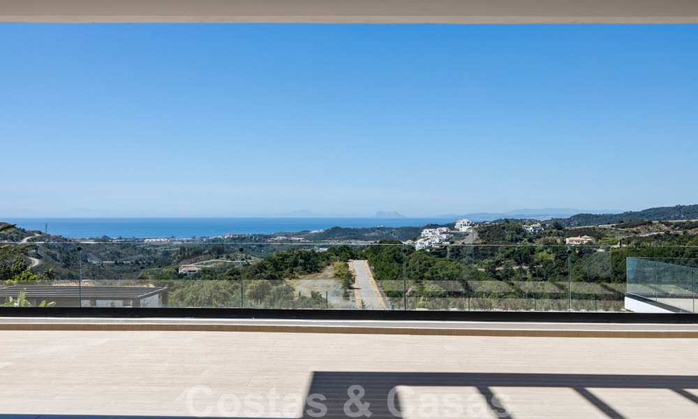 Designer villa te koop met panoramisch zeezicht in een prestigieus golfresort in Benahavis - Marbella 40951