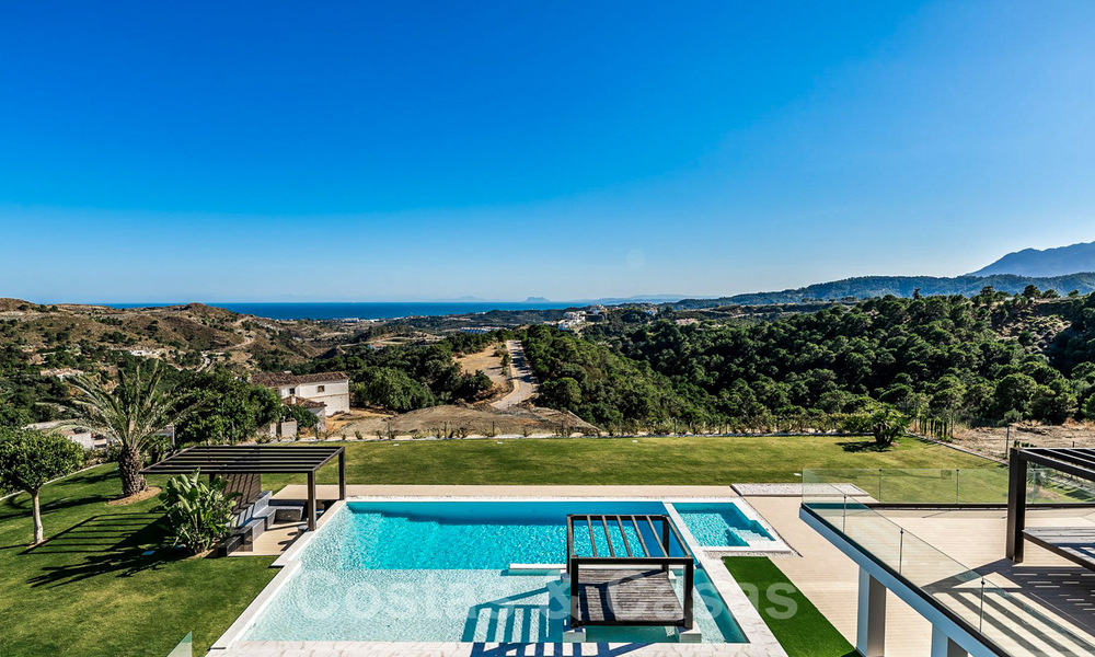 Designer villa te koop met panoramisch zeezicht in een prestigieus golfresort in Benahavis - Marbella 40954