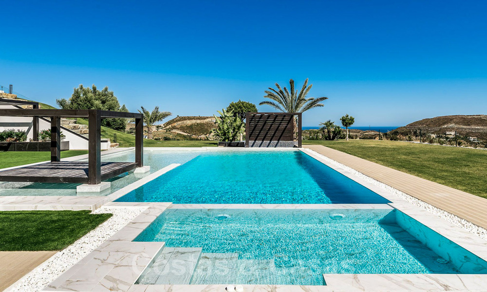 Designer villa te koop met panoramisch zeezicht in een prestigieus golfresort in Benahavis - Marbella 40955