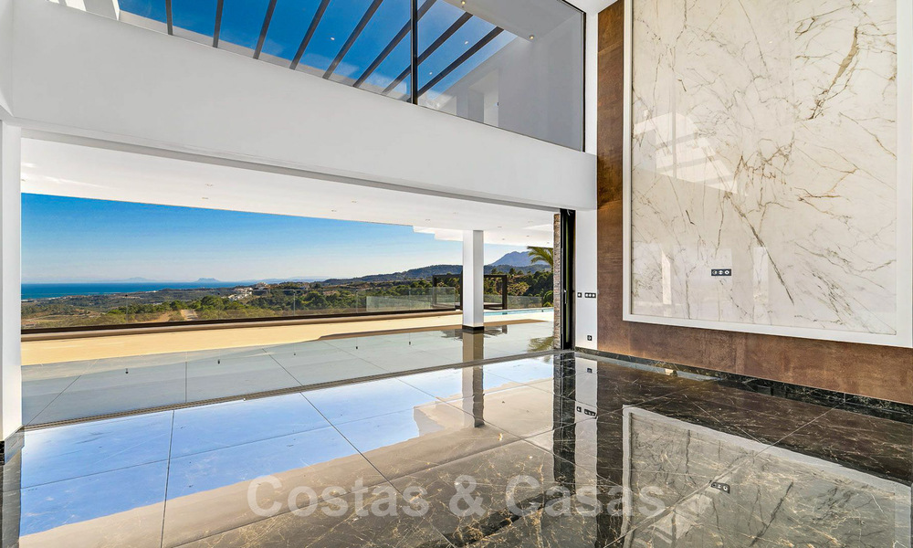 Designer villa te koop met panoramisch zeezicht in een prestigieus golfresort in Benahavis - Marbella 40956