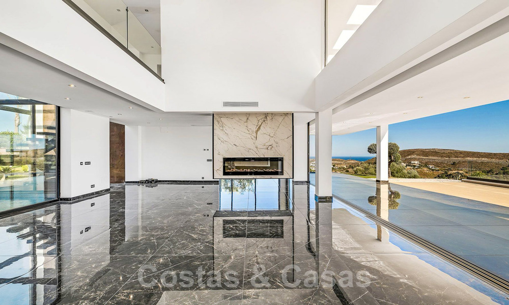 Designer villa te koop met panoramisch zeezicht in een prestigieus golfresort in Benahavis - Marbella 40957