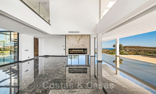 Designer villa te koop met panoramisch zeezicht in een prestigieus golfresort in Benahavis - Marbella 40957 