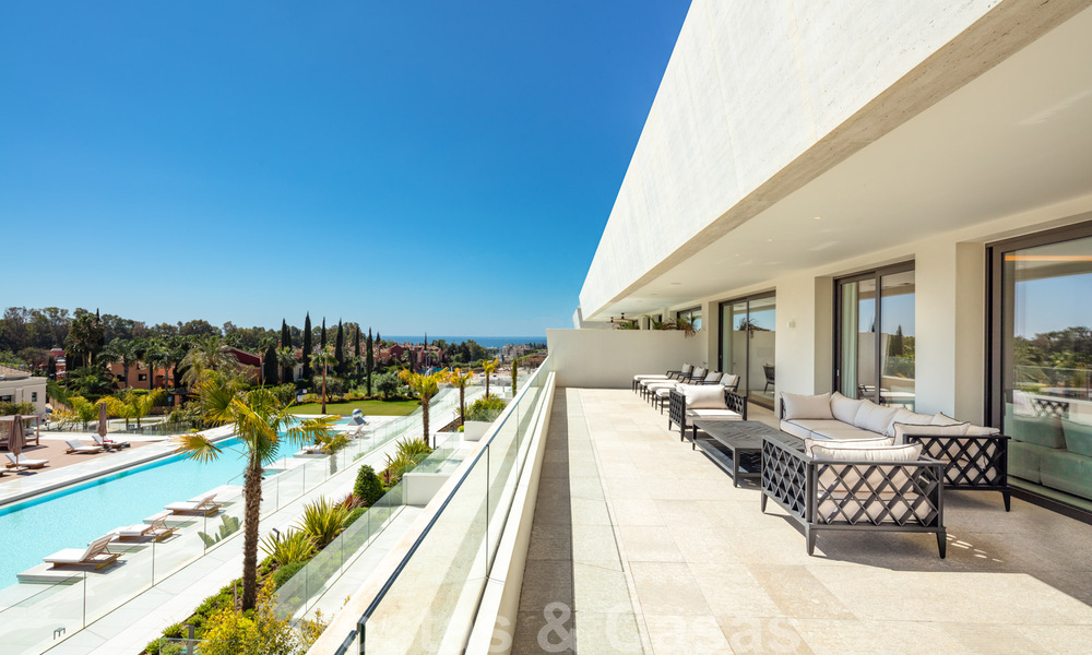Luxueus, exclusief penthouse met enorm dakterras en eigen zwembad te koop in Marbella, Golden Mile 41105