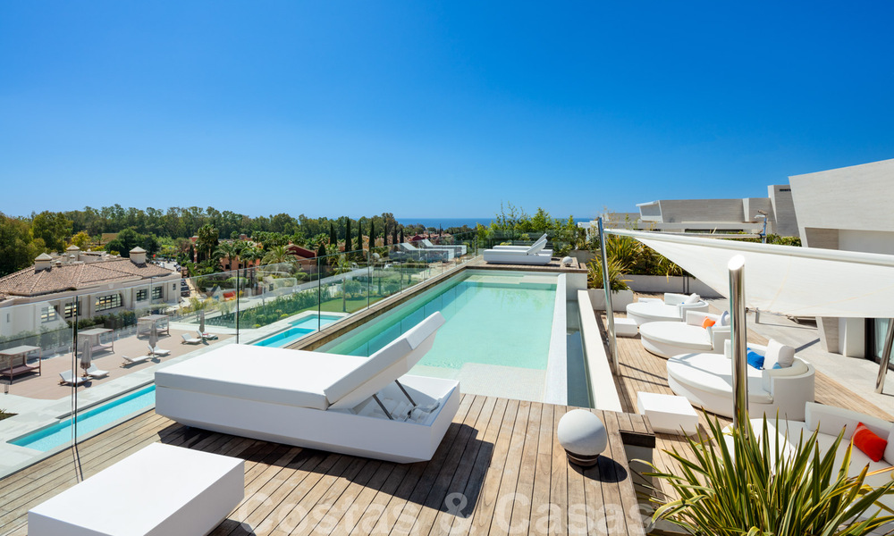 Luxueus, exclusief penthouse met enorm dakterras en eigen zwembad te koop in Marbella, Golden Mile 41106