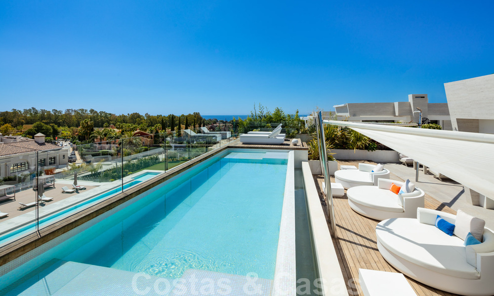 Luxueus, exclusief penthouse met enorm dakterras en eigen zwembad te koop in Marbella, Golden Mile 41107