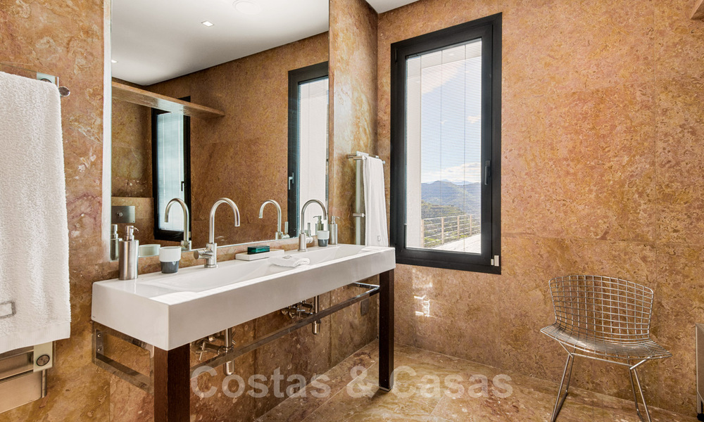 Moderne luxevilla te koop met een design interieur, in het exclusieve La Zagaleta Golfresort, Benahavis - Marbella 41242