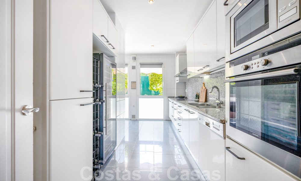 Gerenoveerd, modern appartement te koop met een ruim terras te Nueva Andalucia, Marbella 41338