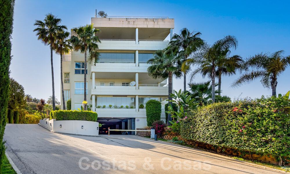 Gerenoveerd, modern appartement te koop met een ruim terras te Nueva Andalucia, Marbella 41340