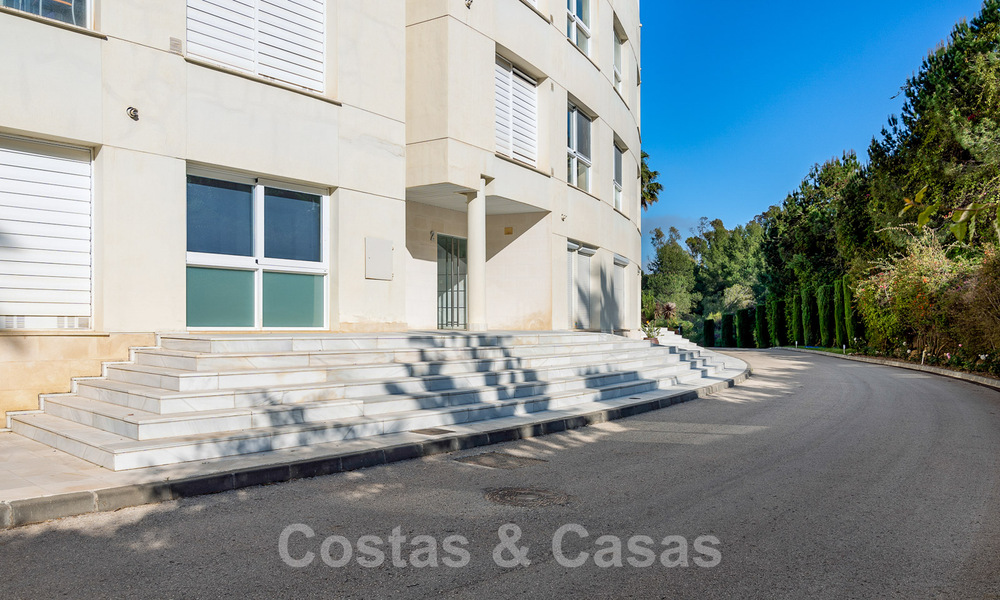 Gerenoveerd, modern appartement te koop met een ruim terras te Nueva Andalucia, Marbella 41341