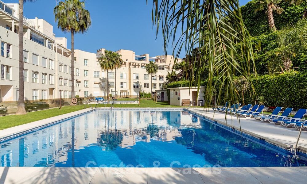 Gerenoveerd, modern appartement te koop met een ruim terras te Nueva Andalucia, Marbella 41342