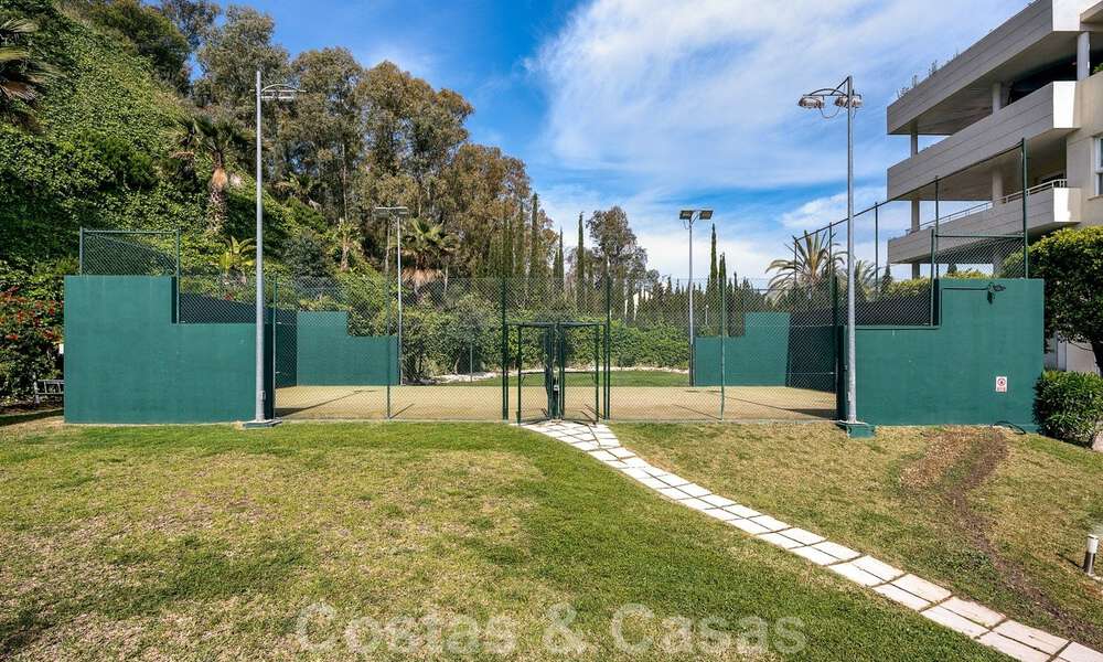 Gerenoveerd, modern appartement te koop met een ruim terras te Nueva Andalucia, Marbella 41344