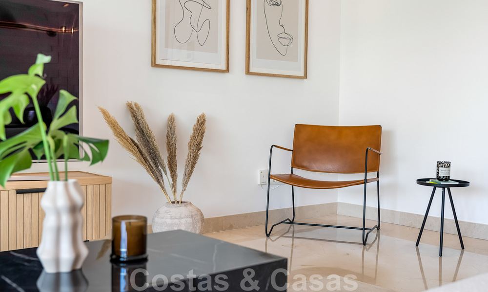 Gerenoveerd, modern appartement te koop met een ruim terras te Nueva Andalucia, Marbella 41352