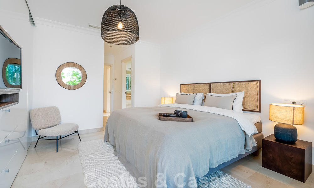 Gerenoveerd, modern appartement te koop met een ruim terras te Nueva Andalucia, Marbella 41355