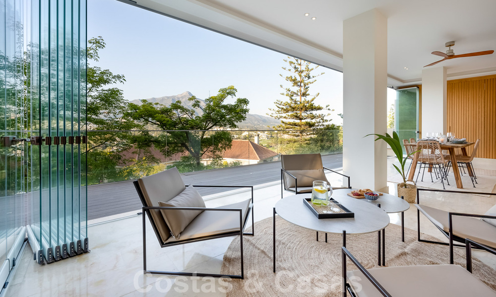 Gerenoveerd, modern appartement te koop met een ruim terras te Nueva Andalucia, Marbella 41358