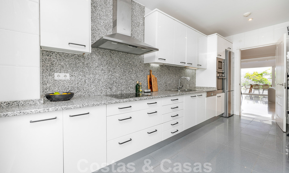 Gerenoveerd, modern appartement te koop met een ruim terras te Nueva Andalucia, Marbella 41363