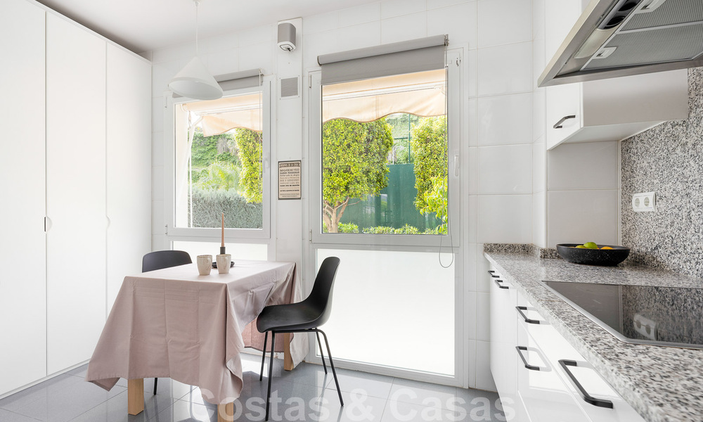 Gerenoveerd, modern appartement te koop met een ruim terras te Nueva Andalucia, Marbella 41364